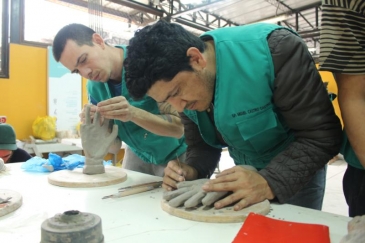 Internos del EP Miguel Castro Castro perfeccionan técnica sobre cerámica