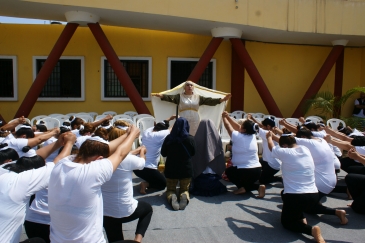 INTERNAS CONMEMORAN CENTENARIO DE APARICIÓN DE VIRGEN DE FÁTIMA