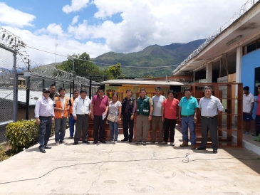 En penal de Quillabamba: Internos donan muebles de madera al colegio Javier Pérez de Cuellar en Cusco