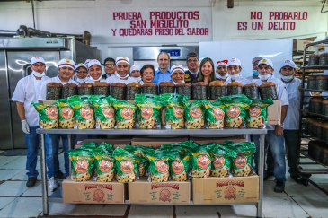 Presentan panetón &quot;San Miguelito&quot; y entregan primer lote a empresario