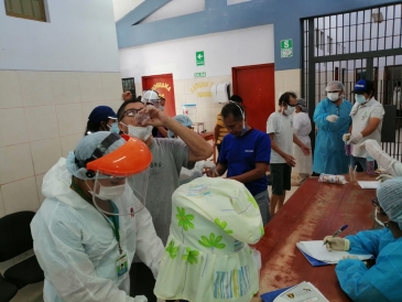Suministran medicinas a internos y trabajadores del penal de Iquitos