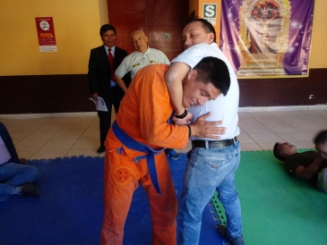 Servidores del EP Huaraz se capacitan en defensa personal