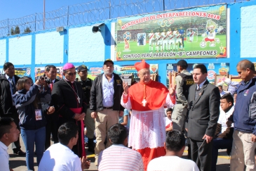 Cardenal Barreto visitó penal Huancayo