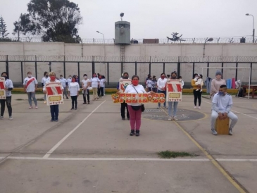 Personal INPE e internas del penal Anexo Mujeres Chorrillos hicieron un alto a sus actividades por el Perú