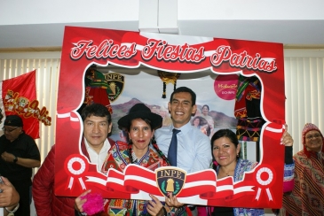Servidores del INPE rinden homenaje al Perú