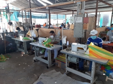 Internos del penal de Tacna confeccionan bolsas de mercado reutilizables