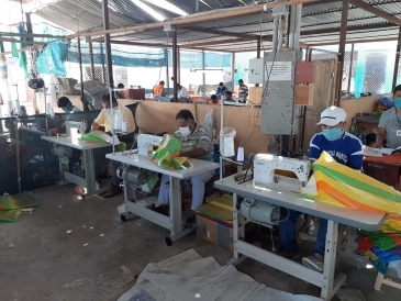 Internos del penal de Tacna confeccionan bolsas de mercado reutilizables