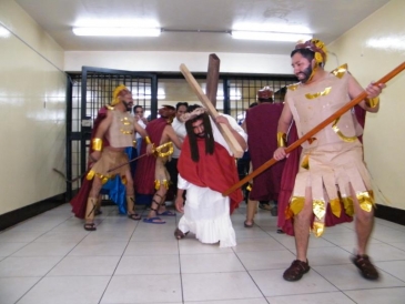 ESCENIFICAN VÍA CRUCIS EN PENAL HUANCAYO