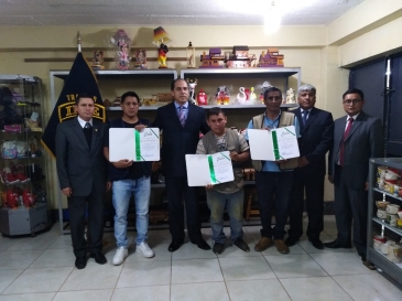 REGIÓN JUNÍN CERTIFICA A INTERNOS EMPRENDERORES DE SEIS PENALES