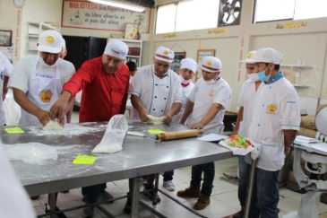 Internos se perfeccionan en pastelería