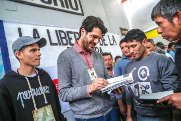 Escritor Ezio Neyra visita a internos del penal Lurigancho