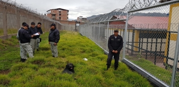 Hallan supuesta droga, celulares y accesorios lanzados al EP Cusco Varones