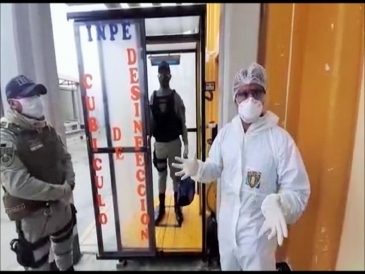 Cabina vaporizadora de eucalipto desinfecta a personal en EP Cochamarca
