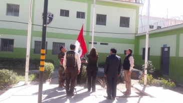 Internos del penal de Arequipa rinden honores la bandera nacional