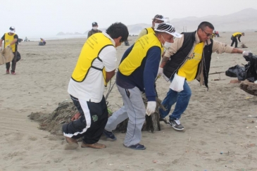 Exinternos y sentenciados a labores comunitarias limpiaron playa