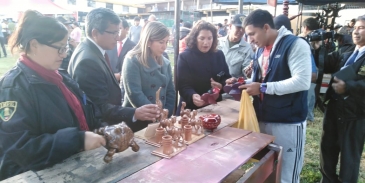 Desarrollan exitosa feria interna de productos artesanales y logran recaudar importante suma