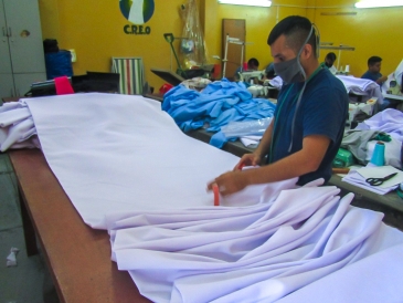 Internos del programa CREO confeccionan prendas para clínicas de salud de Piura