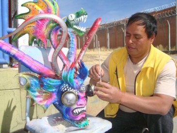 MÁSCARAS, TRAJES Y MATRACAS FABRICADOS POR INTERNOS ATRAEN A EMPRESARIOS POR FIESTA DE LA VIRGEN DE LA CANDELARIA