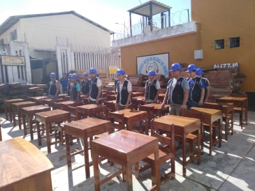 Internos elaboran mesas y sillas para el programa Qaly Warma