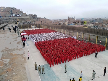 Tres mil internos forman bandera humana en Ep Lurigancho