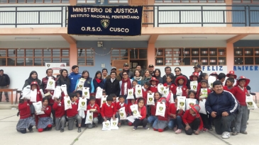 Región Cusco del INPE entrega zapatos y útiles escolares a niños necesitados