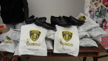 Región Cusco del INPE entrega zapatos y útiles escolares a niños necesitados