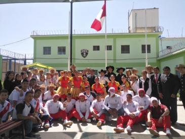 Internos reciben visita de delegaciones de danzas de Colombia y México