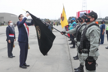 Jefe del Estado entregó al INPE máximo galardón por su lucha en primera línea contra el covid-19
